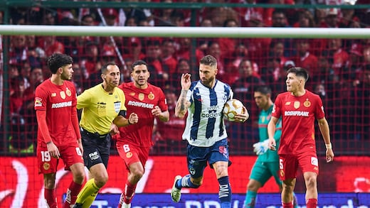 Árbitros del Toluca vs Rayados le dieron un regalo especial a Sergio Ramos