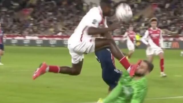 El brutal choque que se vio en el PSG vs Mónaco; le pegó con los tachos en la cara