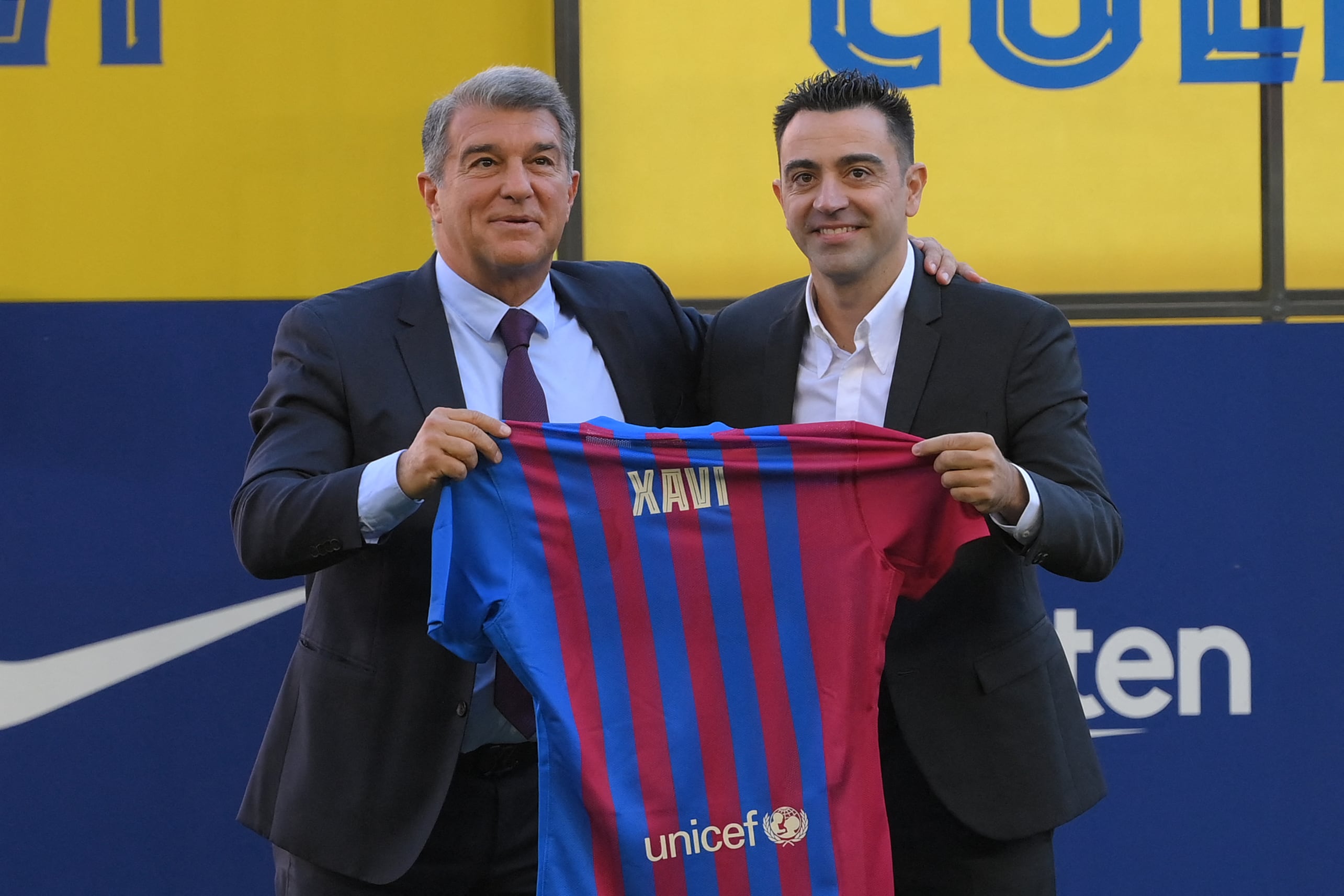 Joan Laporta, presidente del FC Barcelona, y Xavi Hernández