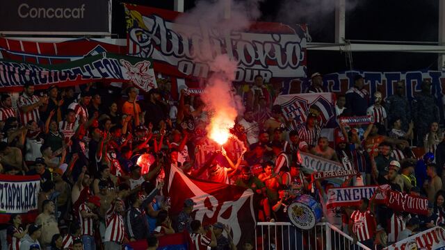 Fans de Chivas en un partido de Concacaf.