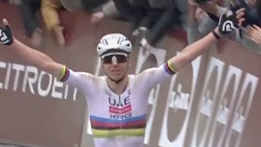 Pogacar dinamita la Strade Bianche; Del Toro sube al podio