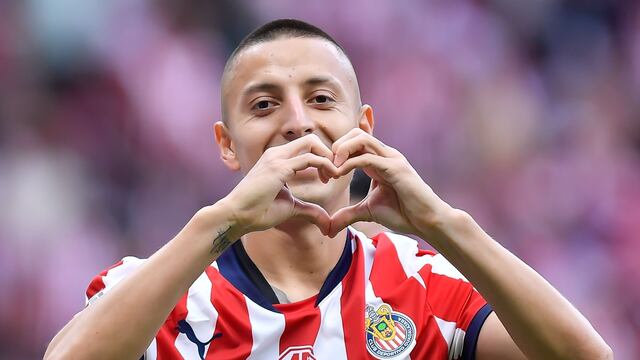 Roberto Alvarado, en un partido con Chivas.