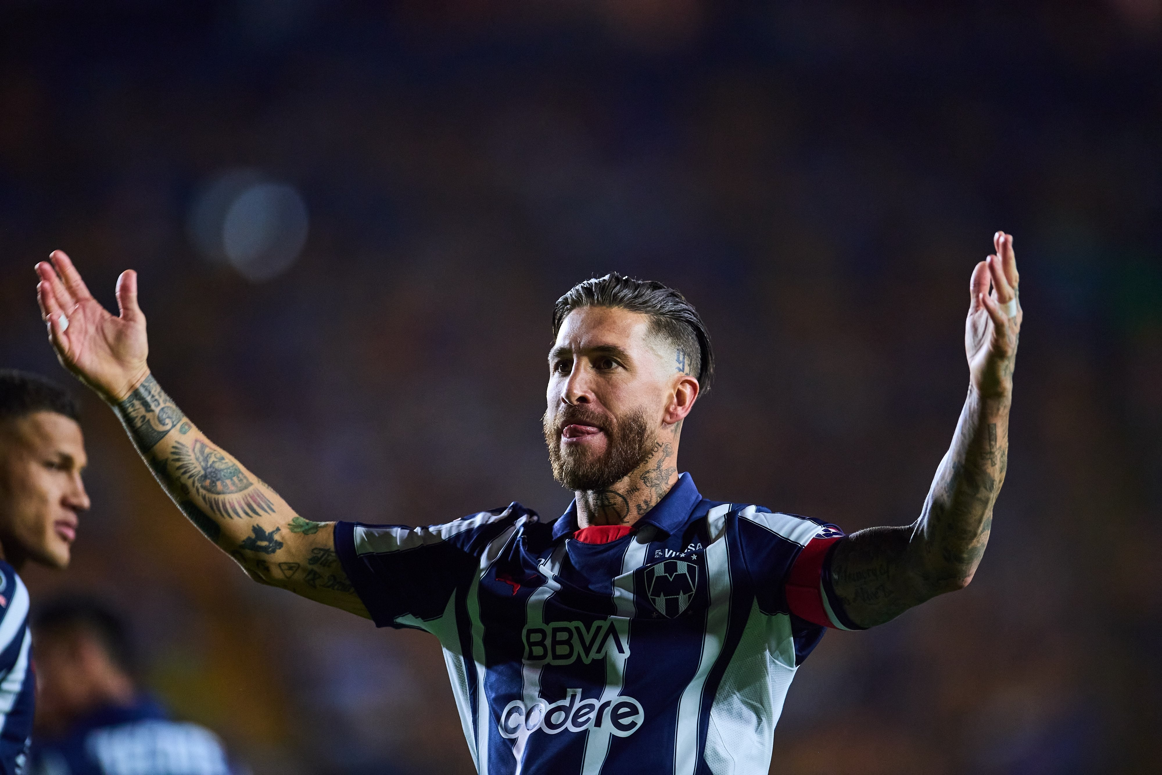 Fans del Real Madrid revientan a Nahuel Guzmán por tratar de intimidar a Sergio Ramos