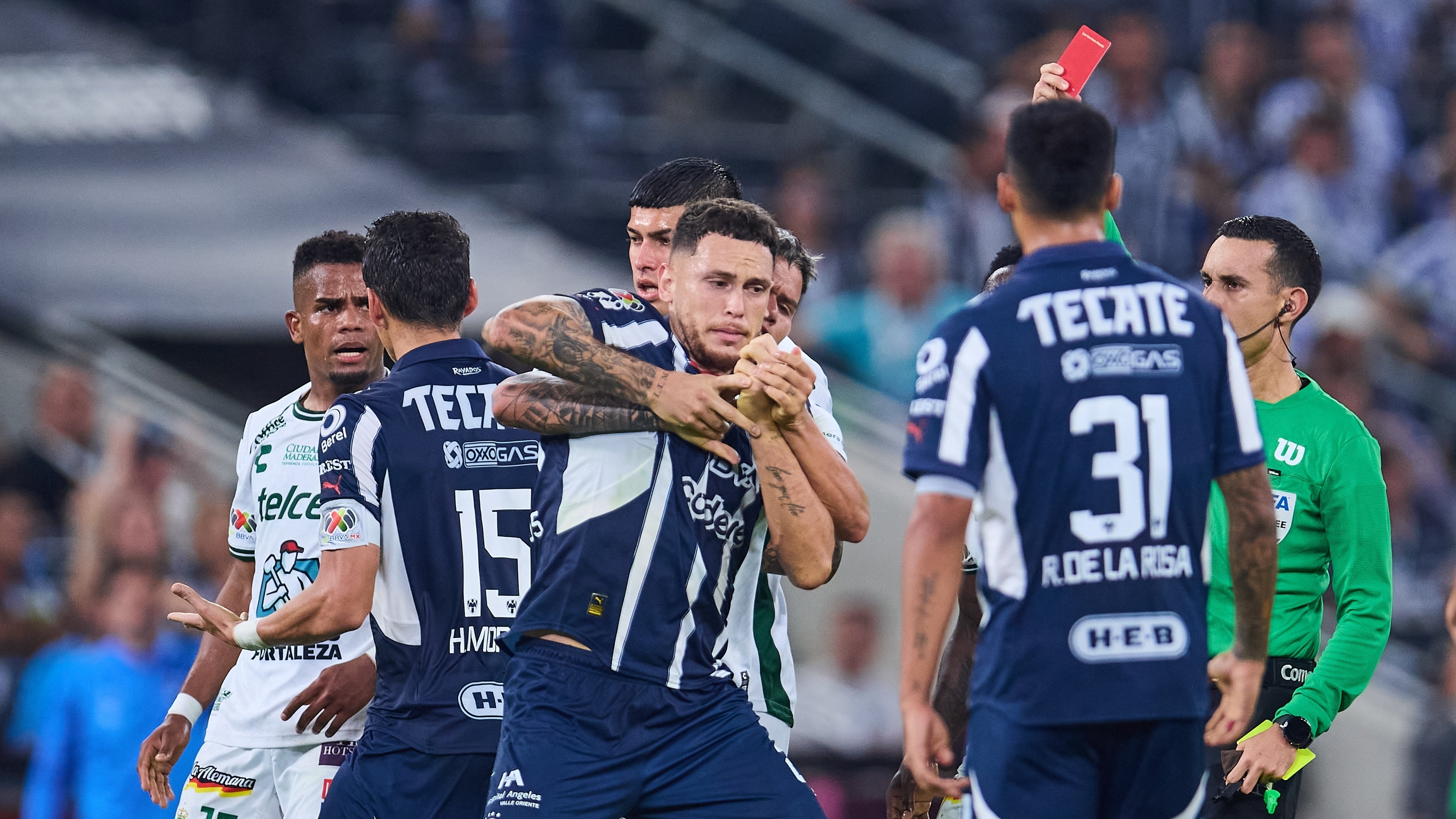 Lucas Ocampos se lanzó a los golpes contra futbolista de León