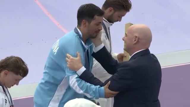 Presidente de la FIFA le dio medalla a un argentino en los Juegos Olímpicos de París 2024