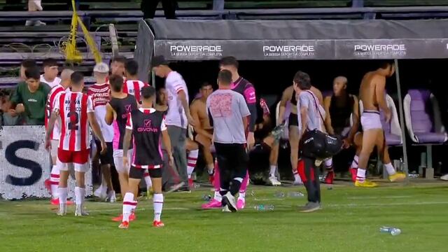 Hinchas bajan a la cancha para robarles sus uniformes a los jugadores