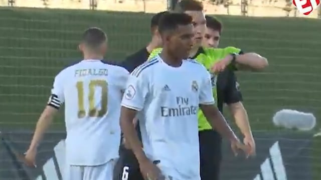Álvaro Fidalgo defendiendo a Rodrygo cuando ambos jugaban en el Real Madrid Castilla