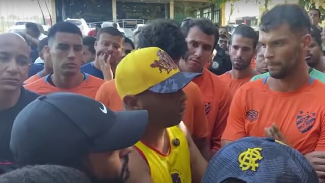 Torcedores de Sport Recife apretaron a los jugadores del plantel del equipo brasileño por malos resultados