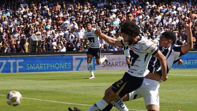 César Huerta, medio ofensivo de Pumas, y Víctor Guzmán, defensa central, disputaron el balón durante los cuartos de final de la Liga MX en el Estadio Olímpico Universitario