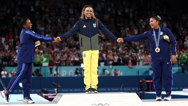 Simone Biles y Jordan Chiles demostraron su amor por Andrade en el podio después de ganar el oro en el ejercicio de suelo femenino