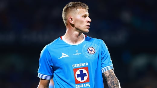 Luz al final del túnel: Cruz Azul recibe nueva y millonaria oferta por Mateusz Bogusz
