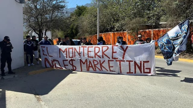 Afición de Rayados se manifiesta en El Barrial