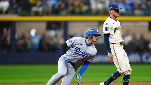 Shohei Ohtani de los Dodgers de Los Ángeles deslizándose para robar la segunda base ante los Milwaukee Brewers