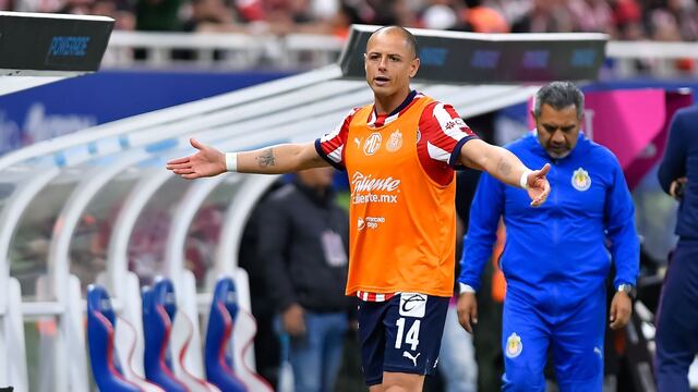Chicharito Hernández, en un partido con Chivas.