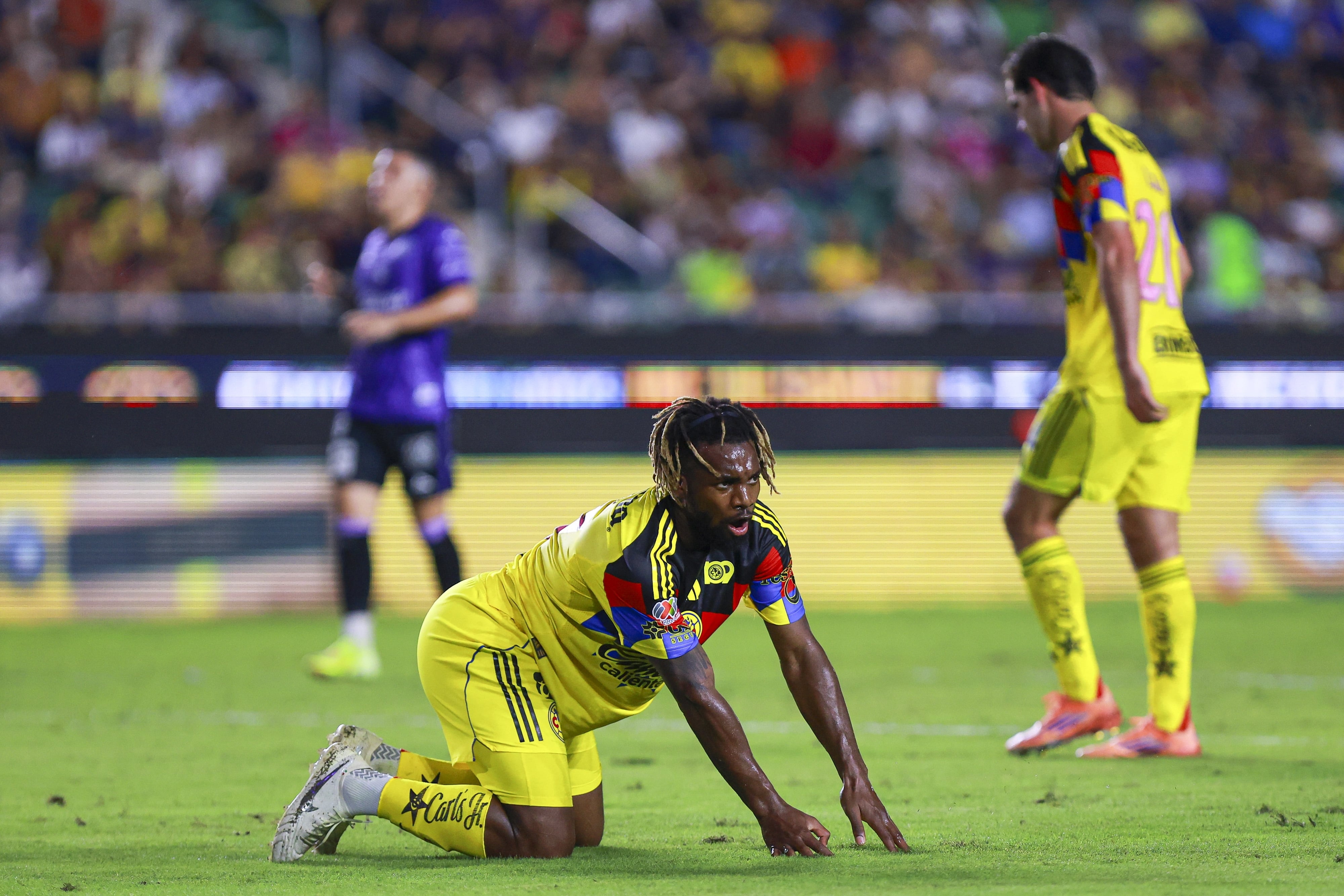 ¿Qué le pasó a Allan Saint-Maximin? El bombazo del América salió rengueando tras duelo vs Mazatlán