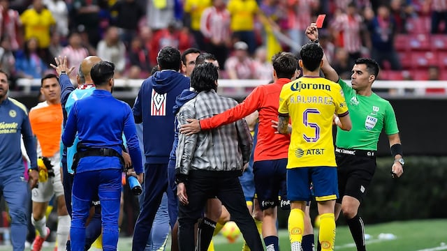 Expulsión para Gerardo Espinoza en el Chivas vs América.