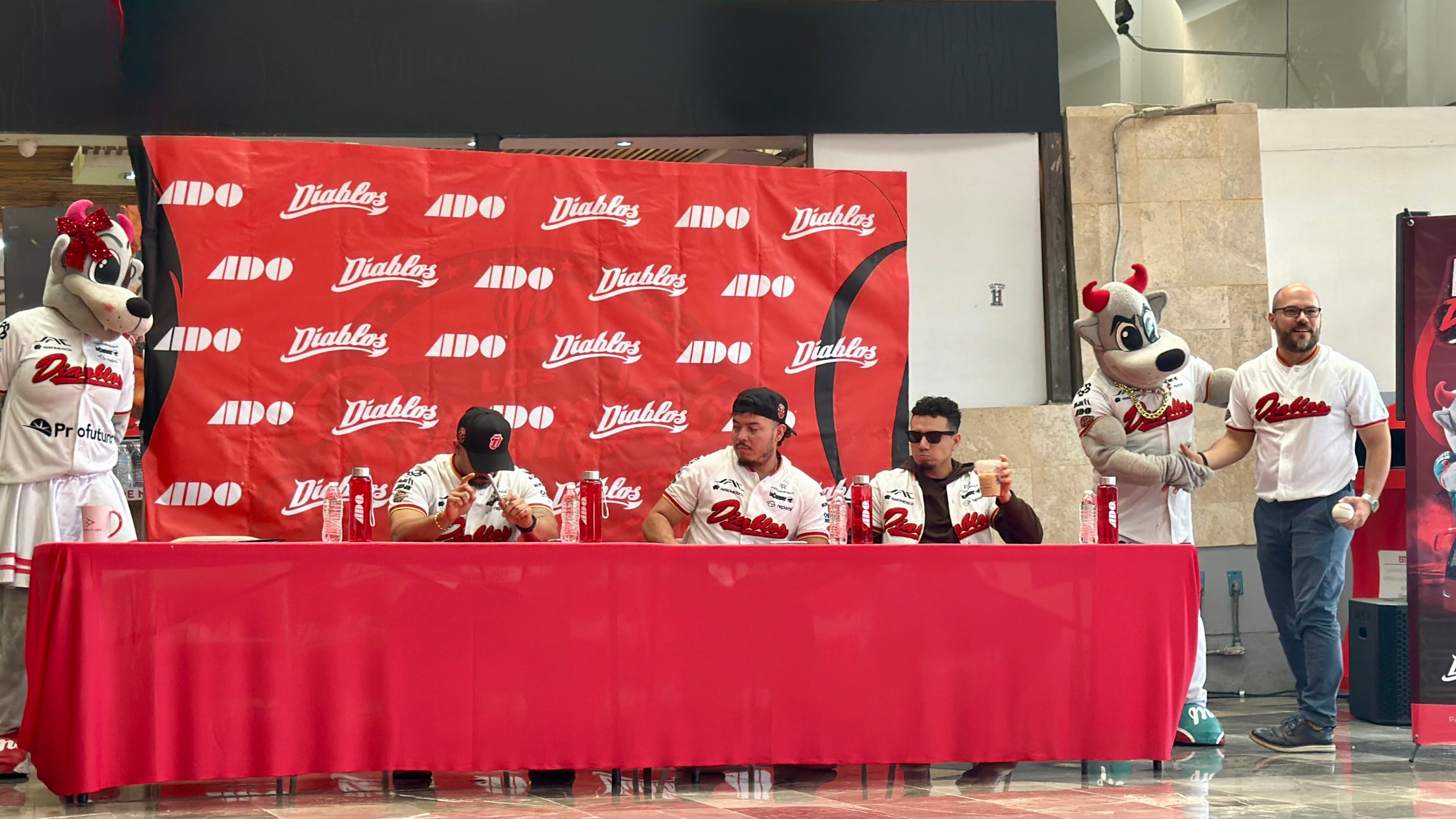 Diablos Rojos del México y ADO reúnen a la afición en firma de autógrafos en la TAPO
