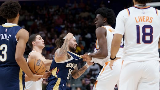 Caos en la NBA: Jugadores se van a los golpes en pleno partido y detienen el encuentro