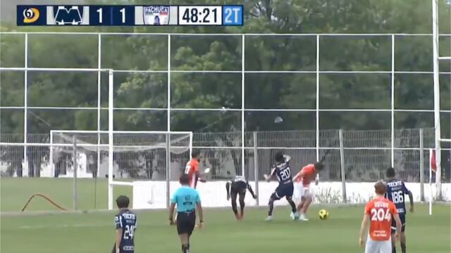 El juvenil de Rayados no pudo contener su enojo durante la jugada.