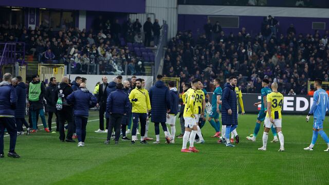 Anderlecht vs Fenerbahce fue suspendido por pelea en las gradas.