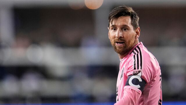 Messi reclamó una jugada dentro del área del equipo rival y casi lo expulsan.