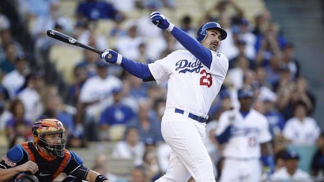Adrian González sale de Los Angeles para llegar a Atlanta