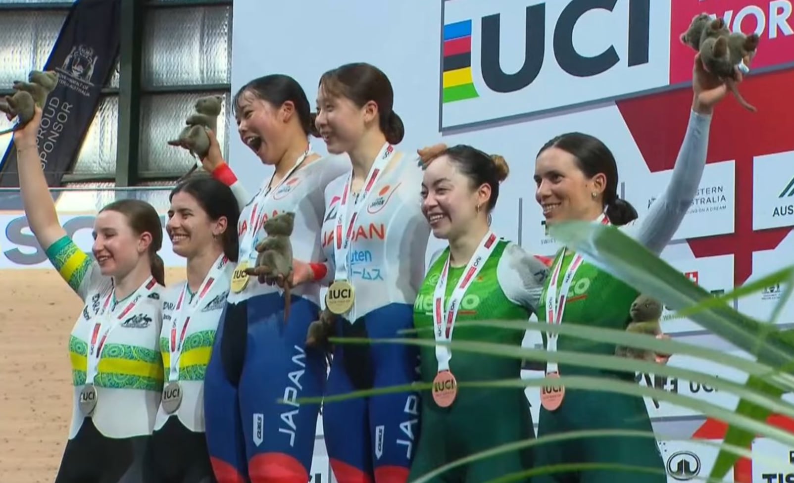 Premiación de Madison medalla de oro para Japón, plata para Australia y el bronce México.