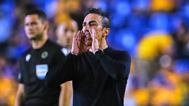 ¿Adiós Vicente Sánchez? Directiva de Cruz Azul sigue buscando DT y ya se reunió con exjugador del FC Barcelona