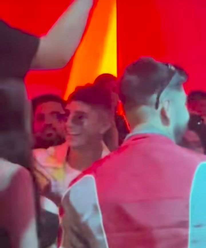 ¡Por eso lo corrieron! Captan a Alan Pulido de fiesta a horas del debut de Chivas