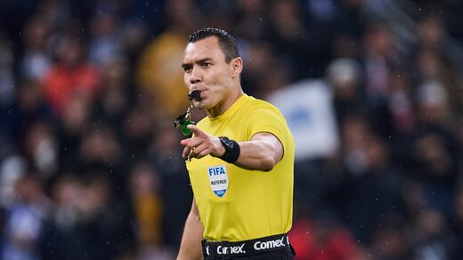 ¡No más “penal para el América”! Reportan que Gato Ortiz no volverá a pitarle a las Águilas