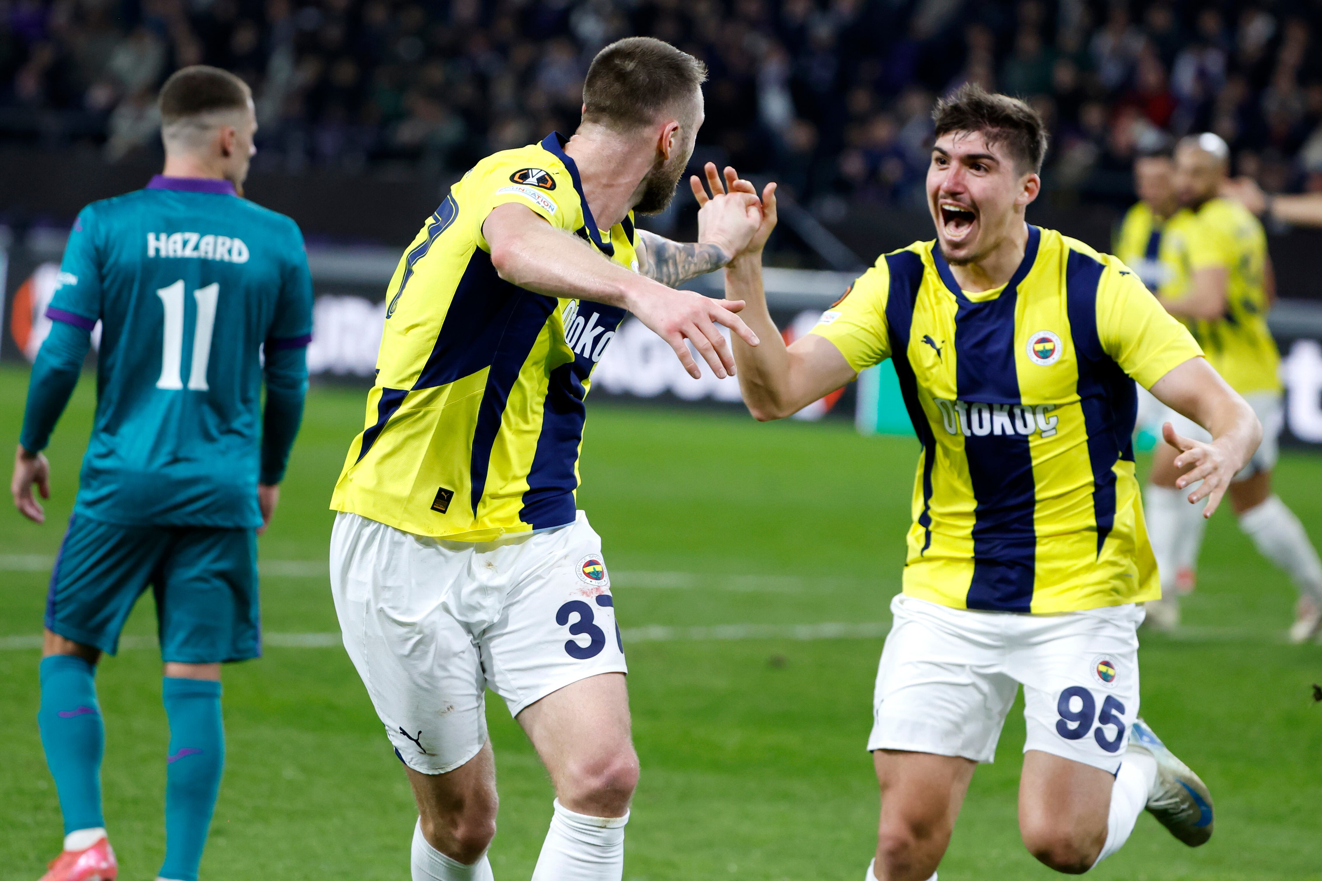 Yusuf Akcicek en el Anderlecht vs Fenerbahce de la Europa League.