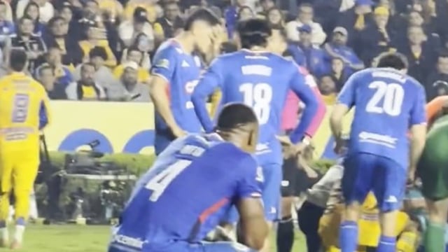 Así reaccionaron los jugadores de Cruz Azul y Tigres a la terrible lesión de Chiquete Orozco