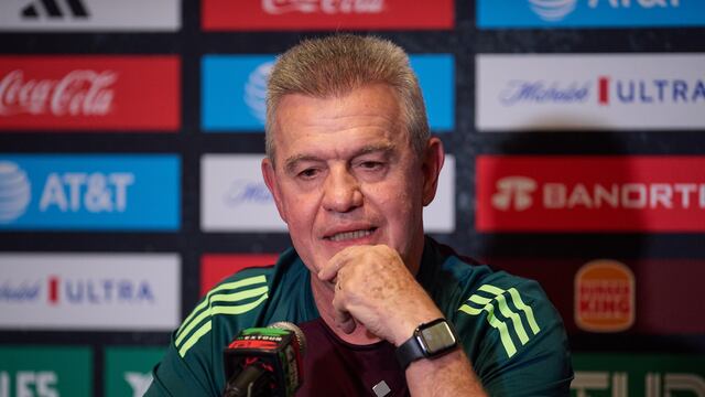 Javier Aguirre en conferencia de prensa.