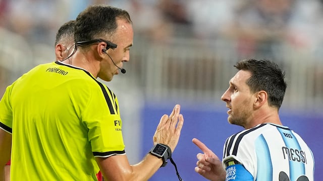 Messi reclama al árbitro Joao Pinheiroa durante el partido Argentina vs Suiza en el Mundial 2026