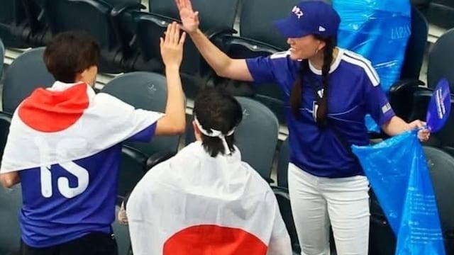 Aficionados de Japón levantan basura en el estadio tras partido de su selección en el Mundial