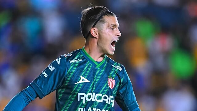 El portero de Necaxa, Ezequiel Unsain, explotó contra una cámara de TV Azteca al terminar el partido contra Tigres.