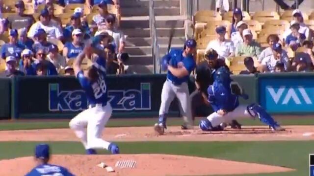 Pitcher de Dodgers se lleva brutal pelotazo a la cabeza que iba a 160 kilómetros por hora