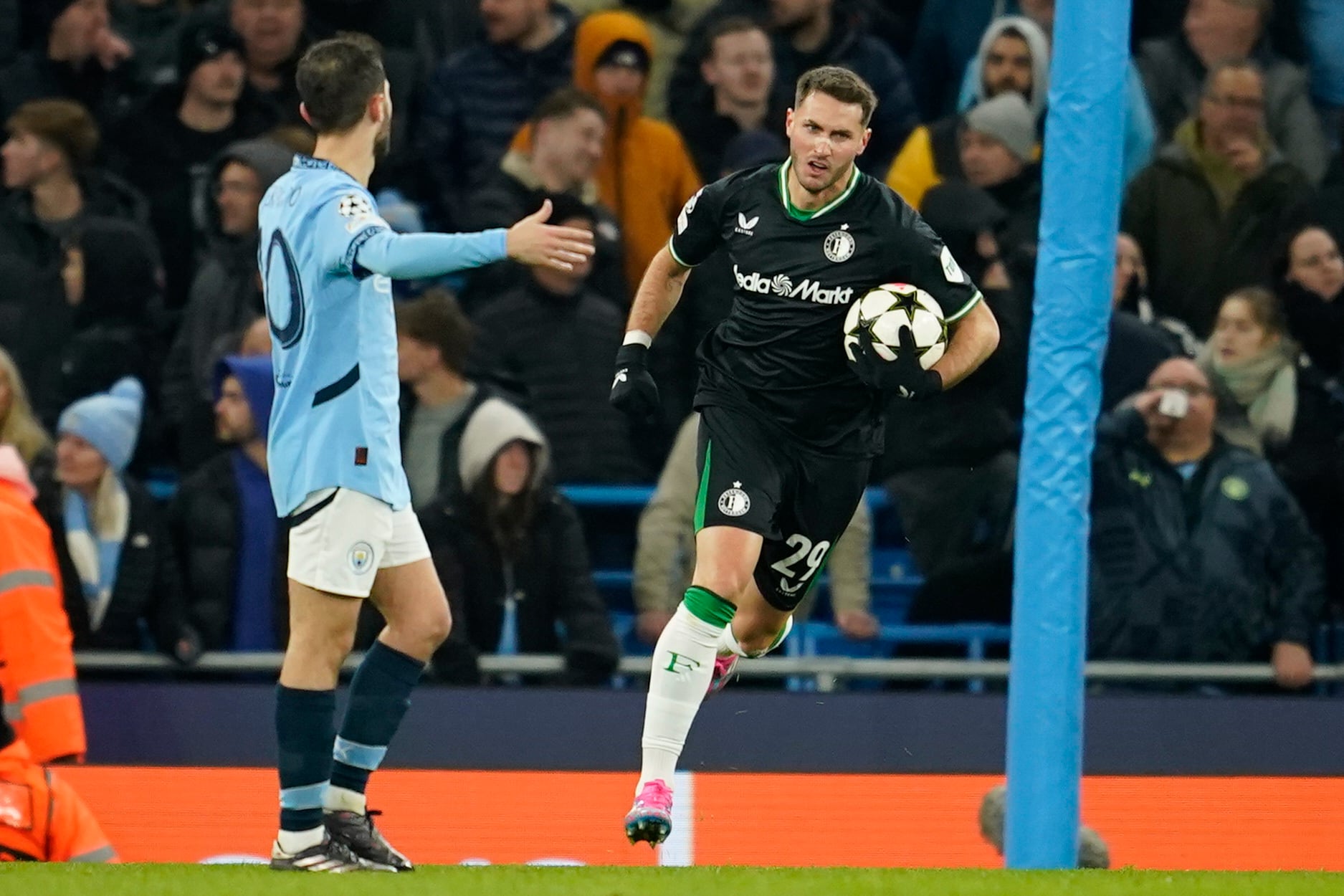 Santiago Giménez en el Manchester City vs Feyenoord.